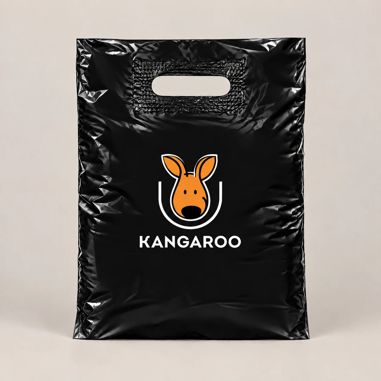 Чорний пакет-банан 35 × 45 см з логотипом KANGAROO
